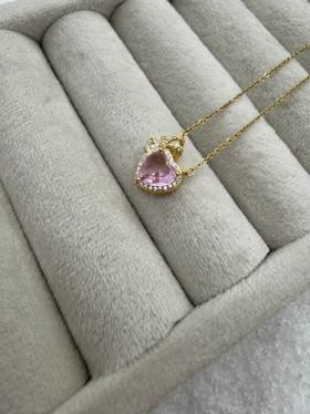 گردنبند طلایی با آویز نگین قلب صورتی