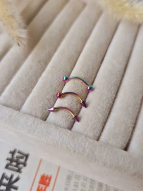 پیرسینگ‌ابرو و روک هولوگرامی