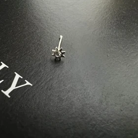 پیرسینگ بینی نقره ای طرح خورشید