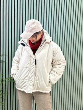 کاپشن کلاهدار آواز