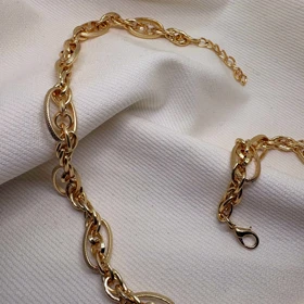 گردنبند برند شین مدل «بیضی زرین» | با آبکاری طلای 24 عیار و تراش‌های الماسی