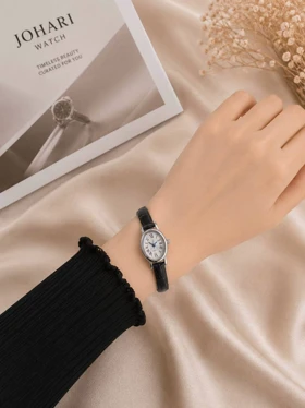 ساعت مچی زنانه بیضی چرمی کد W462 (مشکی)