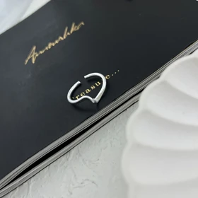 انگشتر زنانه با طرح موج ظریف و خاص