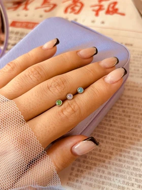 پیرسینگ گوش رنگی سنگی