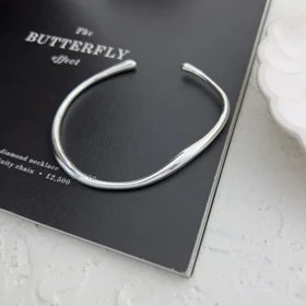 دستبند زنانه بنگل، ظرافت مدرن برای استایلی بی نقص