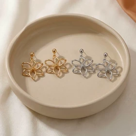 گوشواره مدل گل «نیلوفر» (لوتوس) مینیمال