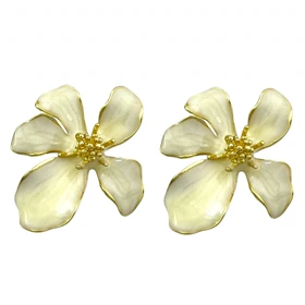 گوشواره زنانه مدل فلورینا طرح گل میناکاری ظریف با فریم طلایی