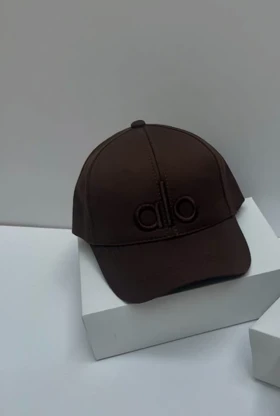 کلاه وارداتی قهوه ای گلدوزی alo قهوه ای