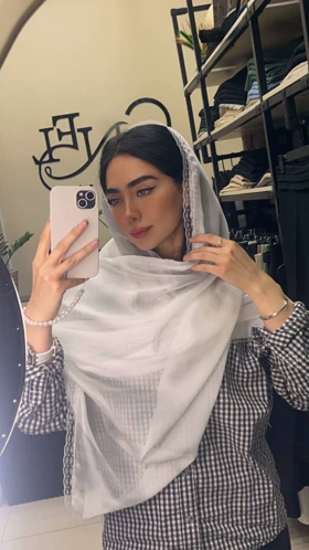 شال حریر ساده و دور گیپور مشکی و سفید