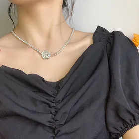 گردنبند کاملیا با الماس و رز درخشان