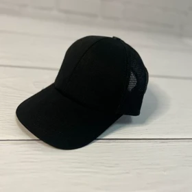 کلاه بیسبالی پشت تور کتان