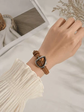 ساعت مچی زنانه دفرمه چرمی کد W458 (قهوه ای)