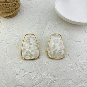 گوشواره زنانه طرح میناکاری صدفی با فریم طلایی مدل شللیرا