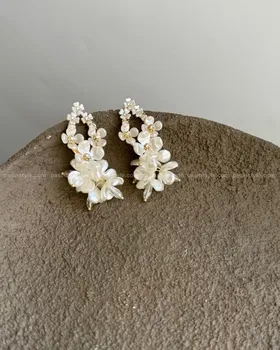 گوشواره گل سفید