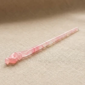 کانزاشی مو زنانه رزینی مرمری صورتی با سر قلابی تزئینی و طراحی کشیده مینیمال لوکس