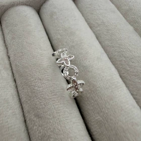 انگشتر دایره و گل نگین‌دار