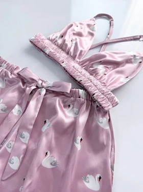 ست لباس خواب نیم‌تنه بند ضربدری و شورتک ساتن طرح قو