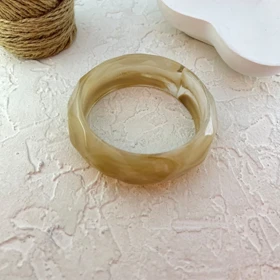 دستبند زنانه بنگل رزینی با جلوه ابر و بادی مدل سلورا کرم–بژ