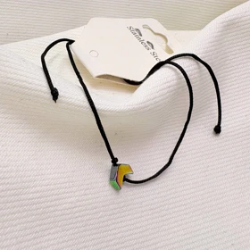 دستبند استیل نقره‌ای طرح «جناغ صیقلی» | ظریف و درخشان (بند مشکی)