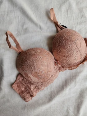 سوتین تک تمام دانتل اسفنجی وارداتی RUMU کد: 3216