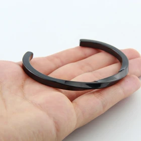 دستبند زنانه مدل بنگل پیچی (مشکی)