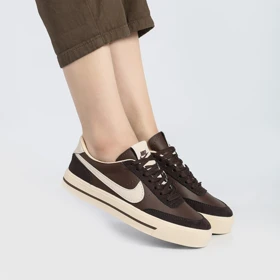 کفش و کتانی زنانه و دخترانه مدل نایک NIKE رنگ کرم قهوه ای کد M781