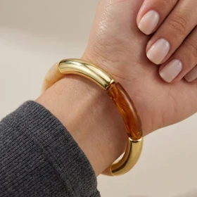 دستب زنانه بنگل رزینی طرح بامبو کرمی و کهربایی با جزئیات طلایی مدل کانلیرا