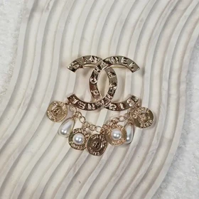 سنجاق سینه زنانه طرح CHANEL