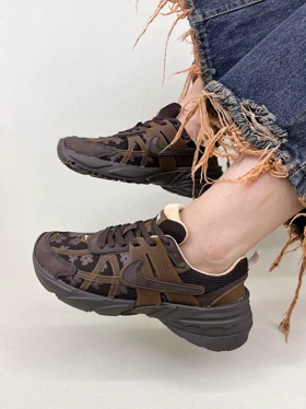1325 کتانی زنانه نایک وی تو کی طرح گل‌دار nike v2k Flowers Run Womans