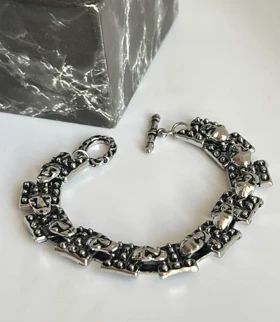 دستبند فلزی مردانه طرح گوتیک/بافت‌دار – قفل T-Bar و آبکاری نقره‌ای دودی