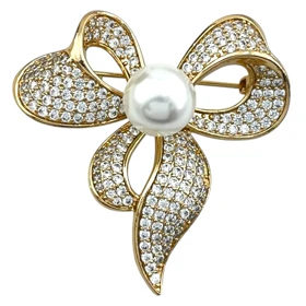 سنجاق سینه زنانه ژوپینگ مدل لوسیتا طرح پاپیون نگین‌دار با مروارید مرکزی