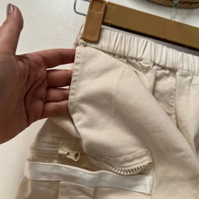 شلوار کتان وارداتی بچه گانه زیپ‌دار و بغل دکمه دار