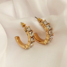 گوشواره نیمحلقه طلایی با نگینهای کریستالی باگت