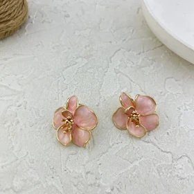 گوشواره زنانه طرح گل با فریم طلایی مدل فلوریانا