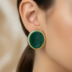 گوشواره زنانه مدل امرالدا اووال طرح میناکاری سبز با فریم طلایی