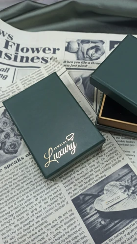 جعبه نیمست رنگ سبز داخل مخمل مشکی در ابعاد 710 و قطر 3.5 می باشد