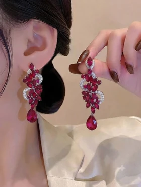 گوشواره جواهری گل قرمز نگین‌دار عروس تصویر دوم