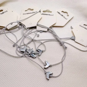 دستبند استیل مدل «جناغ سیلور» | با بند بافت طوسی روشن (مینیمال)