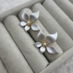 گوشواره گل تک سفید میناکاری