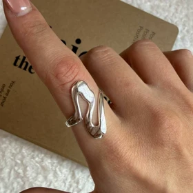 انگشتر نقره‌ای با طراحی موج‌دار