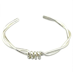 دستبند بنگل زنانه مدل تویسلا طرح گرهای مدرن