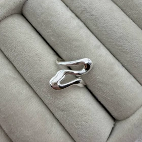 انگشتر نقره‌ای با طراحی موج‌دار