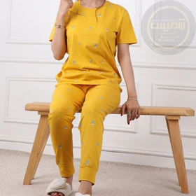 تی‌شرت و شلوار قواره دار