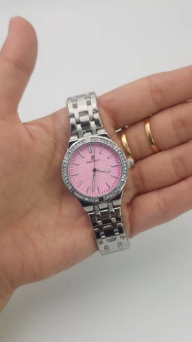 ساعت مچی زنانه اودمار پیگه Audemars Piguet با موتور کواتز و طراحی مینیمال