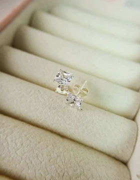 پیرسینگ میخی گوش نقره طرح نگین مربعی درخشان