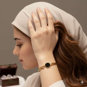 دستبند النگویی مینیمال پلاک مشکی و نگینهای ظریف رنگ ثابت(بنگل)