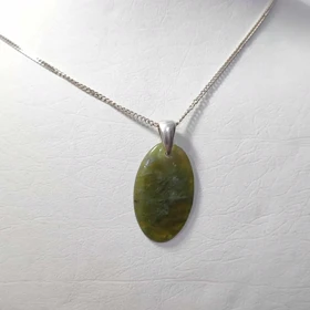 گردنبند سنگ زبرجد طبیعی با آویز نقره