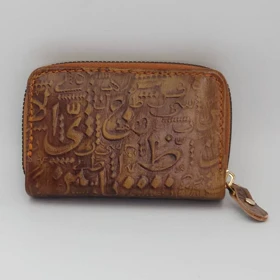 جا کارتی طرح دار چرم طبیعی گاوی بسیار جادار (عسلی حروف الفبا)