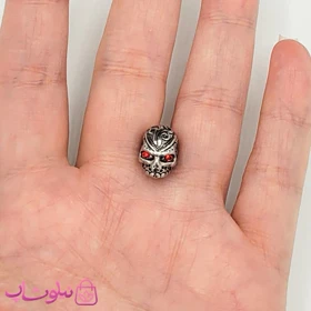 پیرسینگ گوش مردانه مدل جمجمه با چشمهای قرمز کد 139