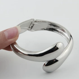 دستبند زنانه مدل آغوش